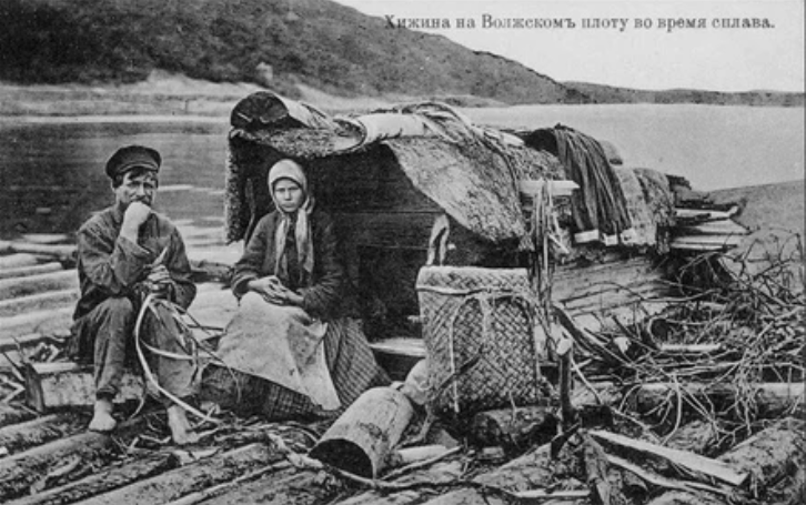  Хижина на плоту во время сплава леса