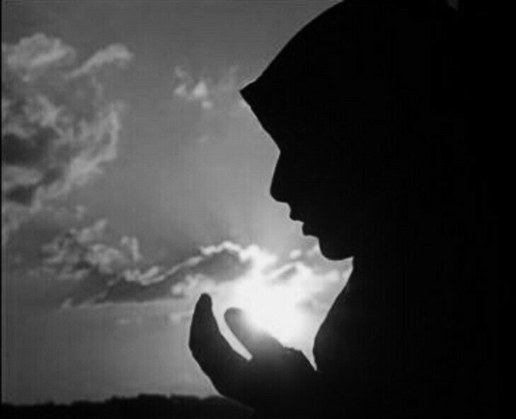 
6).
Раздался звонок на мобильном. Звонил Алексей.
- Витёк, дарова! Могу приехать сейчас к тебе, срочный разговор есть, не по телефону!
- Конечно, приезжай! А что за разговор такой срочный?
- Приеду, всё узнаешь!
Виктор отложил мобильник и задумался, смотря через окно в серое небо. Он никак не мог понять, о каком разговоре идёт речь и что такого важного может произойти? Теперь хотелось, чтобы беседа состоялась быстрее, уж очень интересно.
Дверь в квартиру Анна Валентиновна оставляла открытой, так как произойти могло разное, поэтому Алексей без труда вошёл с привычной улыбкой.
- Приветствую, Витёк! Как твоё здоровье? Вот принёс твоих любимых апельсин, витаминчики!
- Спасибо, Лёха! положи на полку. И что за такой важный разговор?
- Ты главное, не переживай! Всё путём. Блин, не знаю даже как-начать-то…
- ну, говори, как есть, всё пойму.
- Ну, там в школе такой разговор ходит, что твоя мама не сможет одна справляться со всеми делами и что ей трудно дается ухаживать за тобой. Я, конечно, понимаю, что это полный бред! Короче говоря, ходят слухи, о том, чтоб забрать тебя в приют. Только они же ничего не знают и не понимают! Хотят прислать каких-то людей, которые посмотрят, как ты живешь.
Виктор резко отвернул голову и устремил взгляд в стену. Глубоко вдохнул и медленно повернул голову к Лёхе:
- Они все предали меня! Что теперь им нужно? Прошло столько времени, и вспомнили обо мне только сейчас? Полный бред! Я не желаю никого из них видеть, никогда!!! А если ещё об этом узнает и мать, она не выдержит этого! И знаешь, я даже благодарен жизни за то, что она раскрыла мне глаза и показала кто есть на самом деле! От меня отвернулись почти все, кроме мамы и тебя! Где все остальные? Можно было бы хотя бы позвонить, да хоть написать! Но ничего этого нет! Я не хочу возвращаться к тем людям, которые так поступили со мной. Не нужно никаких оправданий, все понятно. Жизнь все расставит по своим местам. Спасибо, тебе что ты поддерживаешь меня и приезжаешь, из всех ты только один остался моим настоящим другом!

- Витёк, успокойся! Я ни в коем случае не хотел тебя расстраивать и ни к чему тебя не призываю. Просто говорю тебе, что знаю. Я знаю только одно точно, что нужно что-то делать! Они не оставят это просто так. И директор хочет с матерью твоей поговорить о приюте, но насколько знаю она ей даст такой отворот, что та будет ещё долго бежать!
- Да мать её отсюда с лестницы спустит сразу, сам пойми, Лёха, как она за всё переживает и как ей обидно. Так что о каком-то разговоре не может быть и речи! Давай закроем тему и поговорим о другом.
- Конечно! У меня батя решил купить себе новую тачку! Прикинь, нашёл идеальный вариант…
Два друга ещё несколько часов обсуждали машины и планы на будущее, не замечая, как бежало время. На лице Виктора снова появлялась надежда и всё больше уверенности в своём будущем. Теперь он уже без всяких зажимов мог спокойно думать о будущем и нисколько не сомневался в том, что может быть как-то по-другому. За все время после аварии он смог столько всего переосмыслить, что жизнь по-настоящему начинается с нового листа, с новыми красками, не смотря на прошлое.
;
7).
И всё-таки этот непростой разговор так и не укладывался у мальчика в голове. Почему все так хотят разлучить его с самым родным человеком?
Ближе к девяти вечера вернулась с работы Анна Валентиновна. С порога сразу было понятно, что она не в настроении и чем-то сильно расстроена. По лицу видно, что ещё совсем недавно она рыдала, но старательно пыталась это скрыть.
Мать попыталась улыбнуться: «Привет, сынок! Я на кухню, приготовлю ужин!»
Даже её слова прозвучали с дрожью в голосе, и она поспешила уйти в другую комнату.
Сначала Виктор подумал, что скорее всего у неё возникли какие-то проблемы на работе. Хотя, она женщина очень ответственная и вообще никогда никаких проблем с работой у неё не возникало и всегда была на хорошем счету у начальства. Через некоторое время его словно ударило током, и он понял, что у неё был очень неприятный разговор с директором школы. Ведь, Алексей говорил, что та хочет встретиться и поговорить. Так вот в чём все дело!
Витя, немного привстав в постели позвал мать:
- Мам, подойди, пожалуйста! Мне нужно кое-что спросить у тебя, это срочно.
- Что случилось, сынок?
- Я вижу, что ты расстроена и меня не обманешь. В чём дело?
- Да так, на работе были проблемки небольшие, но уже всё улажено.
- Мам, давай честно! Мне Лёха сказал, что директор нашей школы будет искать с тобой встречи. Получается, она с тобой разговаривала?
Анна Валентиновна подняла голову и устремила взор в окно. Из глаз покатились слёзы и всхлипывая она заговорила:
- Да, сынок. Она встретила меня у подъезда. Я, как только её увидела, попыталась сразу зайти без разговоров домой и сделать вид, что не заметила. Она не дала мне прохода, до истерики довела…
Мать зарыдала ещё сильнее и подошла к окну:
- Я ей сказала, что ни в коем случае никому тебя не отдам! Они тебе никто, а я твоя мать.
- Мам, давай успокойся! Не нужно тратить напрасно нервы! Они нам никто, пусть теперь катятся своей дорогой! Так что даже не переживай!
- Хорошо, сынок. Не буду. И ты ничего плохого не думай. Сейчас ужинать будем.
И Анна Валентиновна снова ушла на кухню.
Спустя ещё несколько минут мать занесла аппетитную любимую запеканку сына. Этот приятный аромат сразу же разнёсся по всей комнате и даже внутри стало спокойнее. Пока ужинали, обсуждали новые достижения и строили планы на будущее.
Незаметно повис жёлтый месяц и небо усыпало миллионами ярких звёзд. Оно было совершенно чистое, поэтому можно было с лёгкостью наслаждаться этим прекрасным видом.
На трассе недалеко от дома всё ещё стоял гул от проезжающих машин, и изредка тишину нарушал чей-то звонкий смех. В этот момент Виктор поднял глаза в небо и задумался. Ему снова захотелось встать с постели, и с уверенностью сделать шаги. Поскорее выйти на улицу, полной грудью вдохнуть осенний прохладный воздух и смотреть всё вокруг. Невозможно было даже описать, как он соскучился по той улице, где каждый день ходил по несколько раз. Сейчас он чувствовал себя загнанным в угол, как узник в тюрьме, ожидающий выхода на свободу. С этими мыслями осторожно всё глубже и глубже погружался в мир сновидений.
;