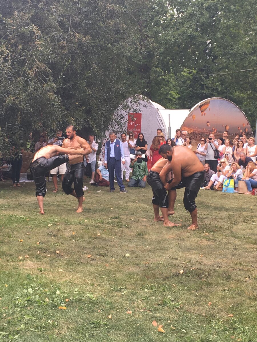 Турецкая борьба кыркпынар (yağlı güreş). Силачи, кожаные штаны и  подсолнечное масло | ПСИХОЛОГИнЯ | Дзен