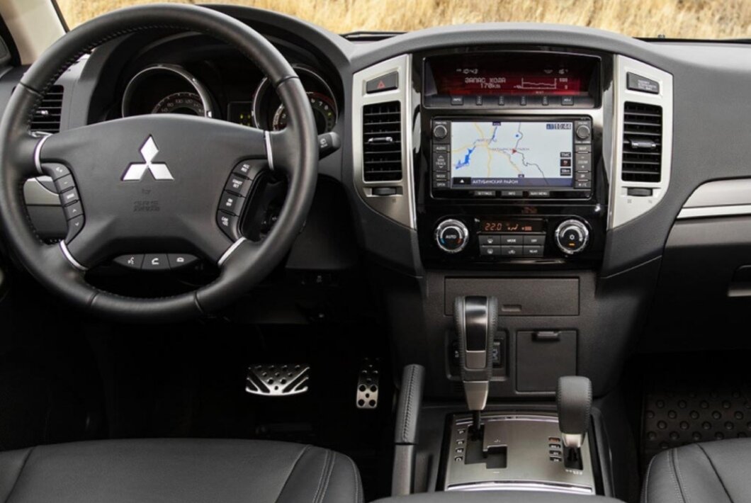 Передняя панель mitsubishi pajero 4.