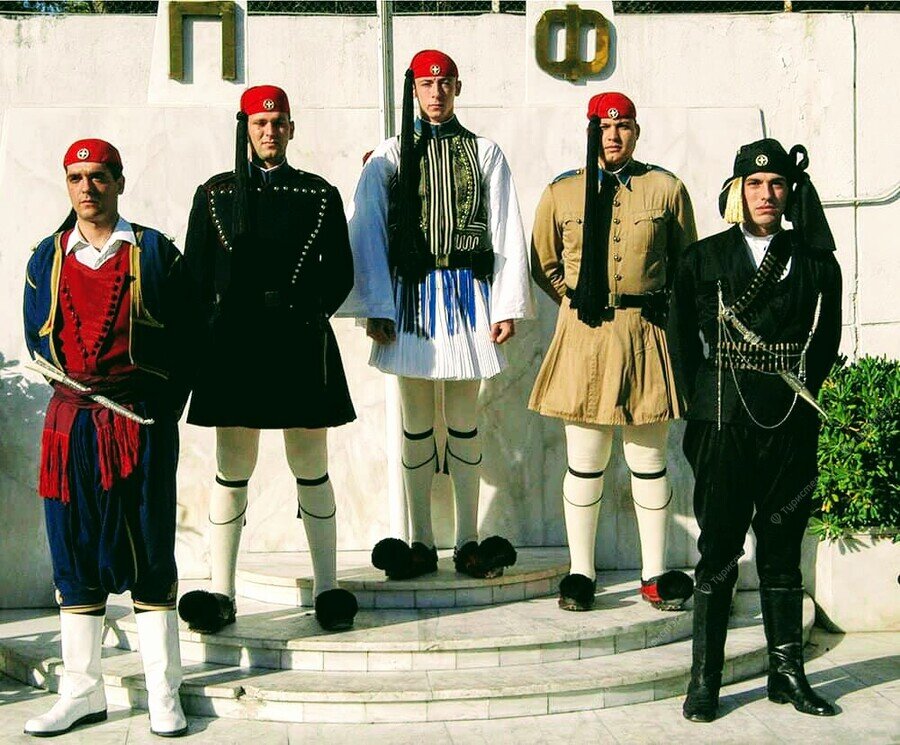 Греческие гвардейцы.
