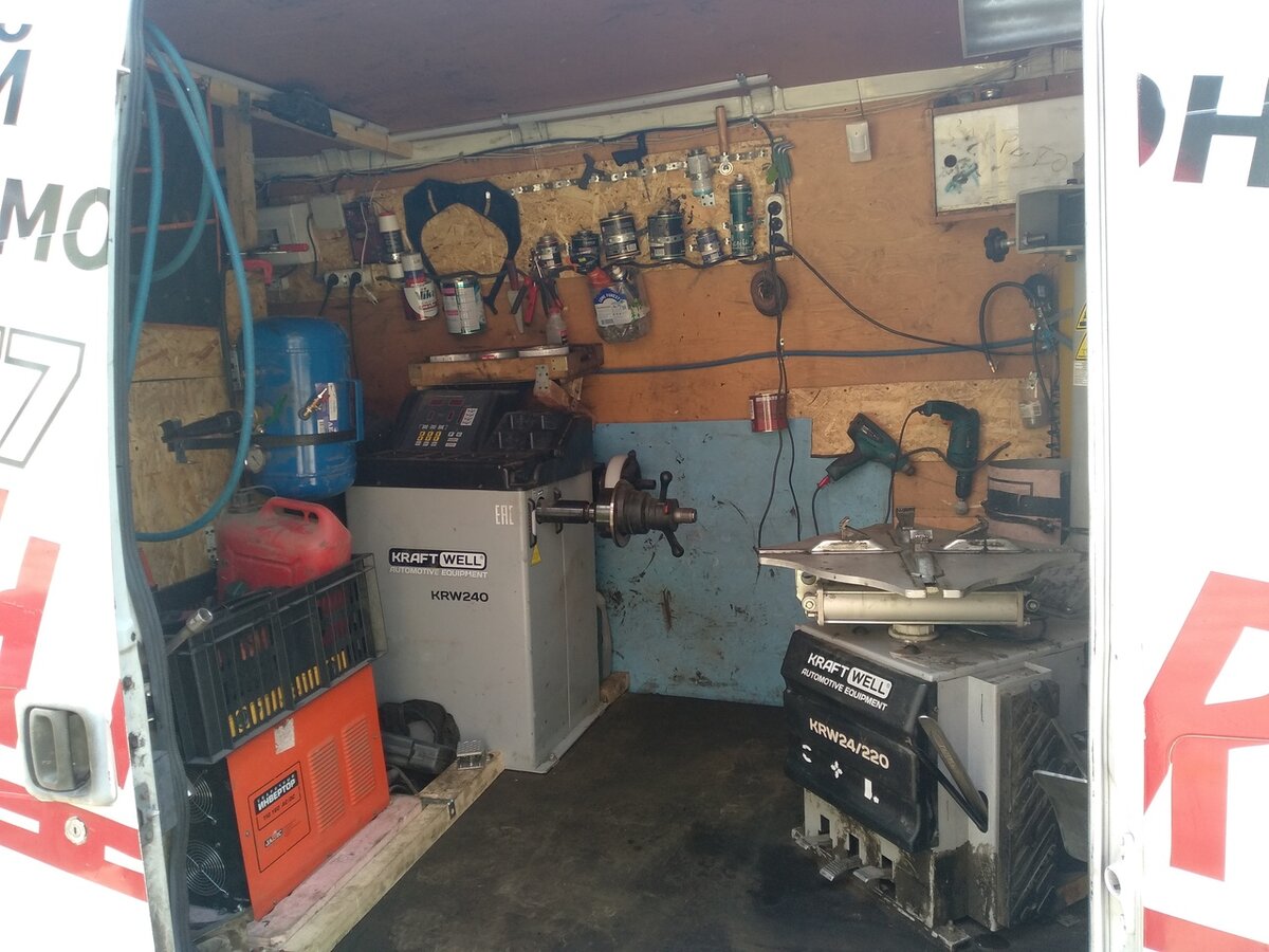 Оборудование и инструмент в кузове фургона Запаскин