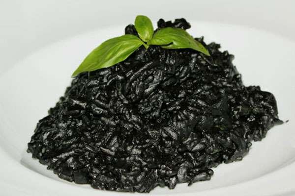 Сколько варить черные. Черный рис. Черный рис отварной. Черный рис готовый. Черный рис приготовленный.