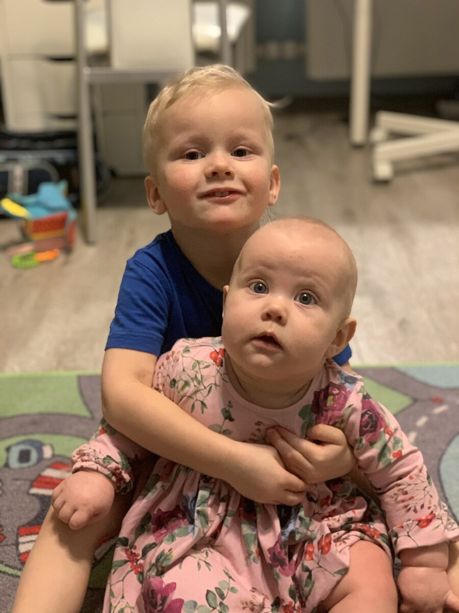 Вот Андрюша с Ксенией всем делится - не знаю почему он так решил) 