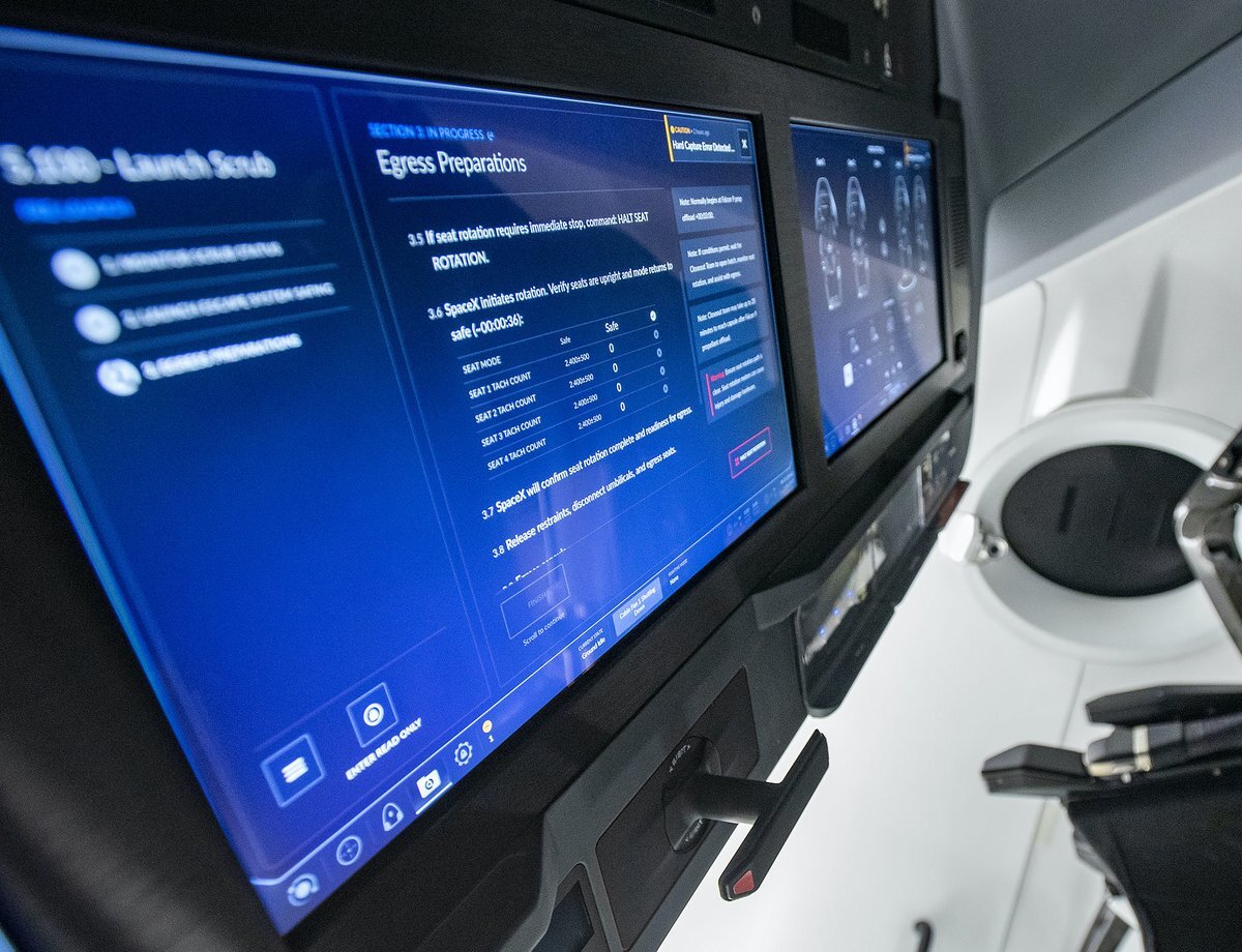  Корабль SpaceX Crew Dragon избегает привычного лабиринта из кнопок и переключателей ручного управления, которые можно найти на старых кораблях вроде Space Shuttle или командных модулей Apollo. Спустя почти два часа после того, как космонавты NASA Боб Бенкен (Bob Behnken) и Даг Херли (Doug Hurley) стали первыми людьми, запущенными в космос на частной ракете, они также первыми стали пилотировать космический корабль, используя только сенсорное управление.