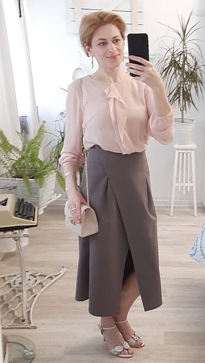 Блузка (топ) и юбка А-силуэта с запахом.