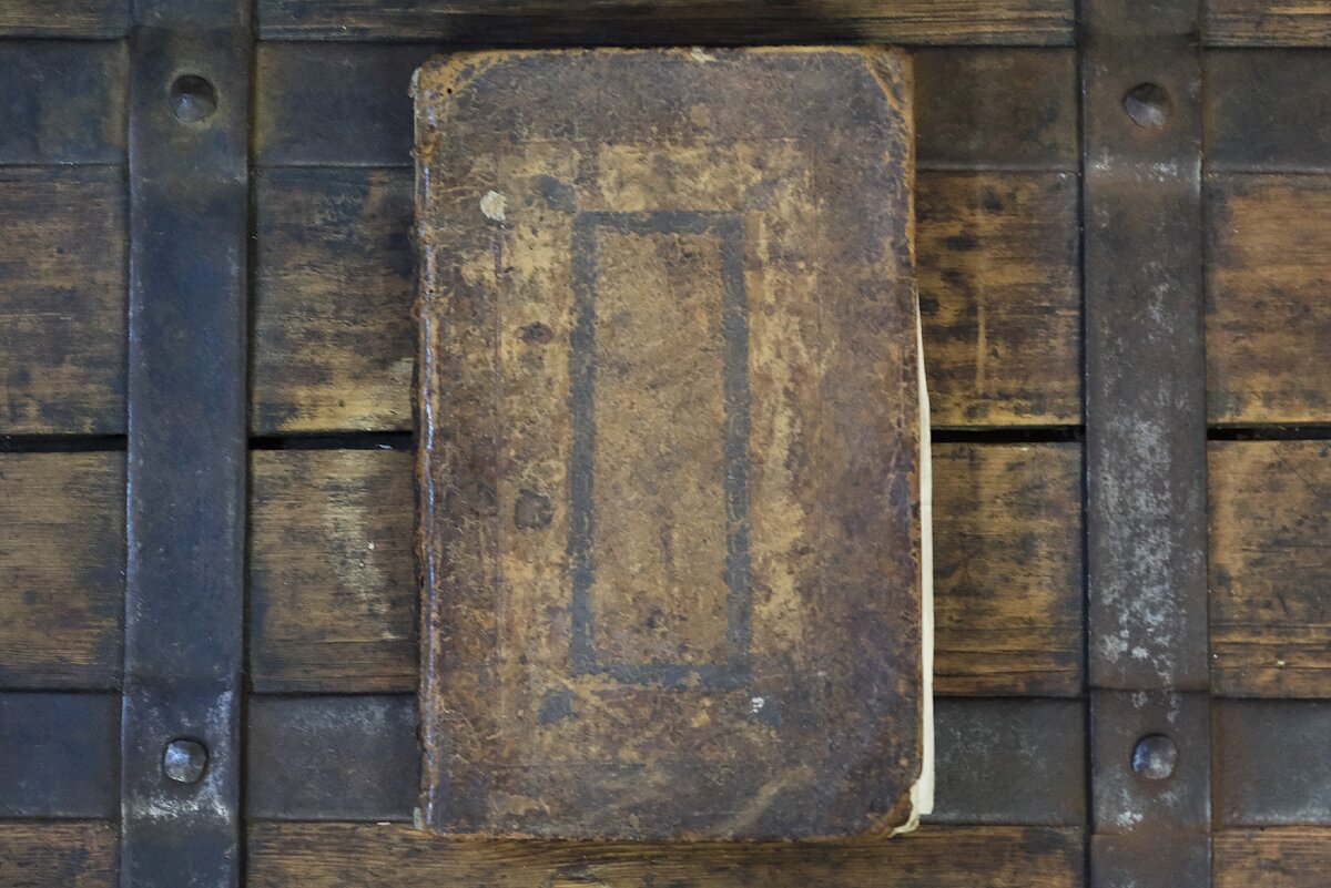 Фотографии книги (листайте галерею).