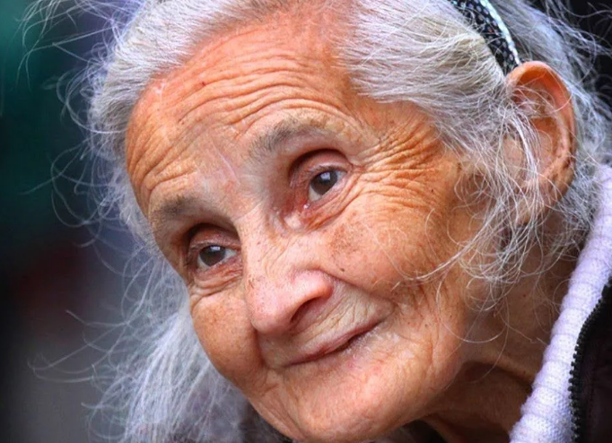 Стариков можно и нужно сдавать в дом престарелых