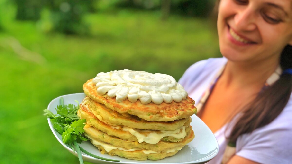 Кабачковый торт с помидорами и чесноком