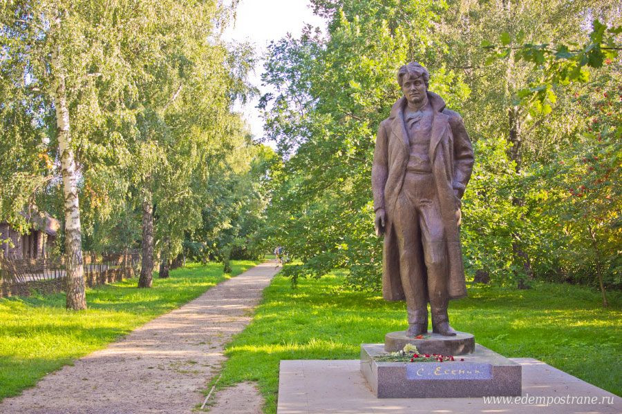 Памятник Сергею Есенину в Константиново. ( Фото взято из Яндекса)