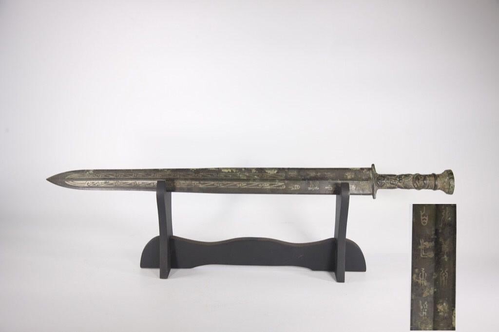 Цзянь периода Сражающихся Царств. Длина 63см. Клинок украшен... но клинок здесь - дело десятое, таких немало. Самое интересное рассмотрим далее в галерее.