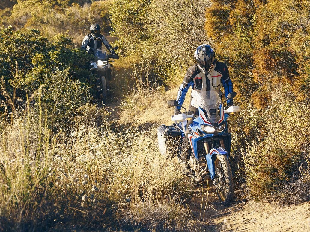 На пересеченной местности оба мотоцикла ведут себя практически одинаково   Источник фото: cycleworld.com
