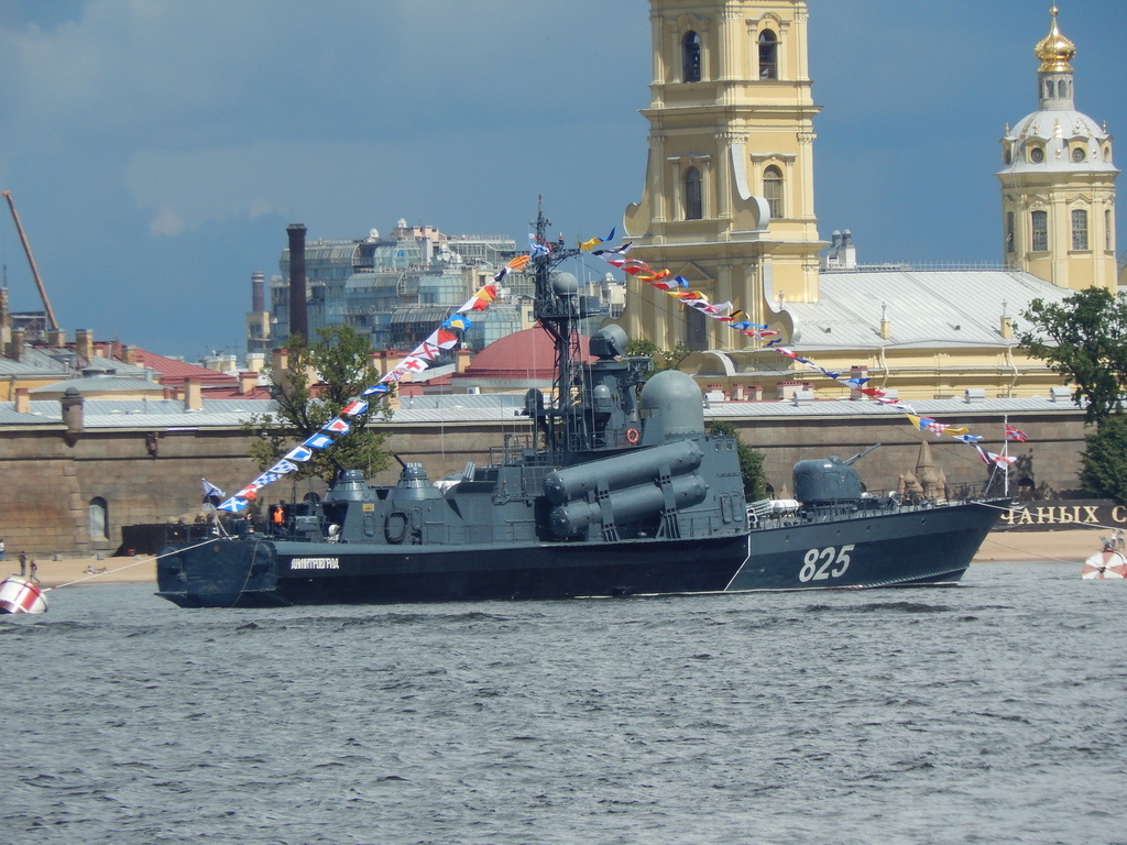 Поздравляю с Днем Военно-Морского Флота и хочу пожелать мудрости морской черепахи, хватки морской акулы, очарования морской звезды, уверенности морской касатки и разносторонности морского осьминога. Удачи в любом пути и счастья на любом маршруте!...Ура!!!