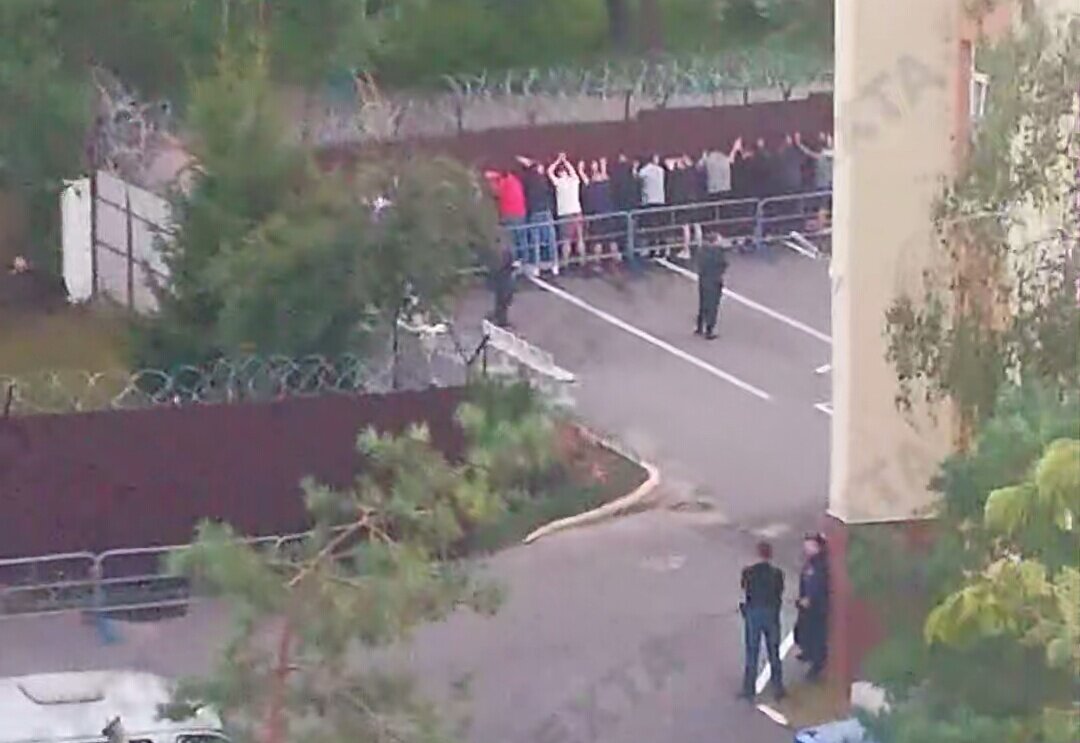 Задержанных не спешат отпускать