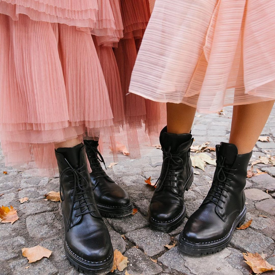 Необычный способ включить грубые ботинки в образ. Фото: https://www.instagram.com/belleandbunty/