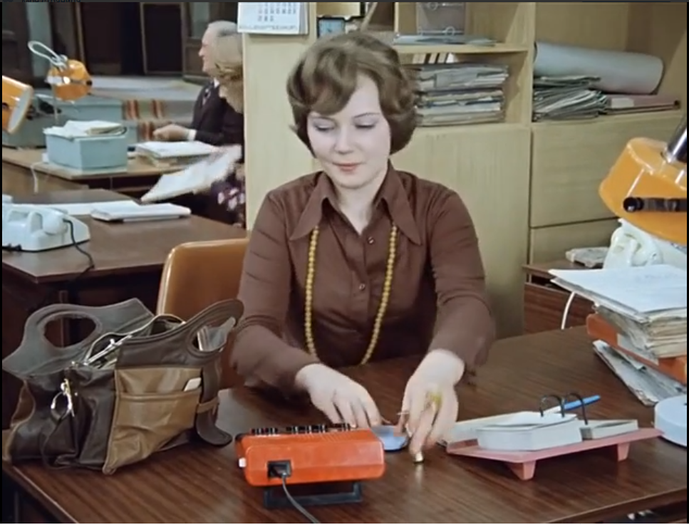 кадр из фильма «Служебный роман» (реж. Эльдар Рязанов, 1977)