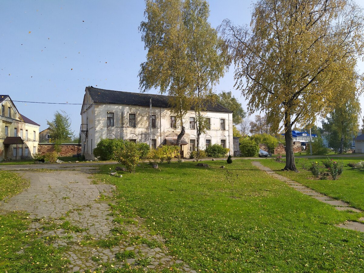 Двор монастыря.