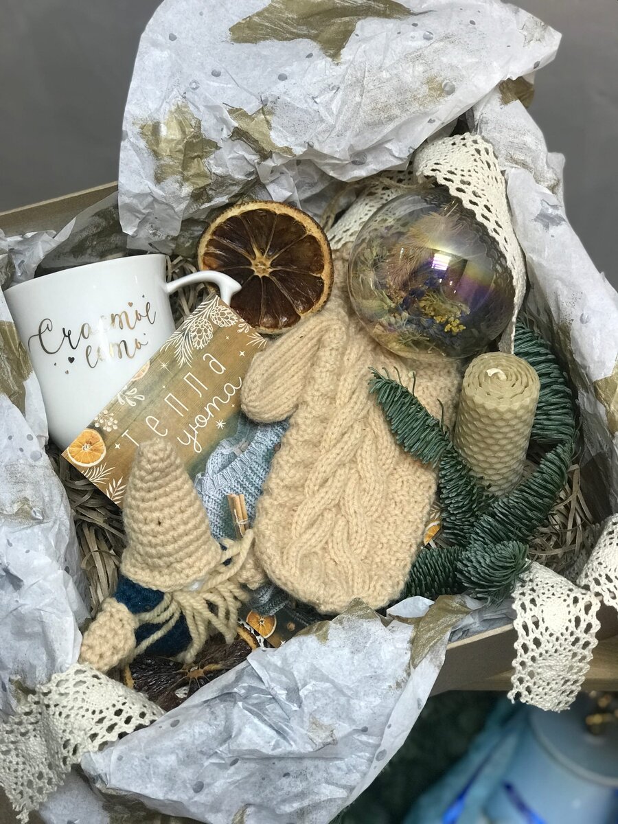 На фото: подарочный набор с предметами ручной работы. 