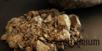 Золотая амбра в аромате подчеркивает статусность и роскошь парфюма