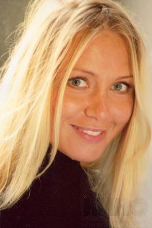 Романс "Счастливые дни" 
Мне улыбнулась
Ты с утра,
Ко мне прикоснулась
Милая краса.
Застенчивый взгляд,
Страсти горят,
Любуюсь тобой,
Пленён красотой.
Счастливые дни
Пролетают мои.

10.02.2019 год.