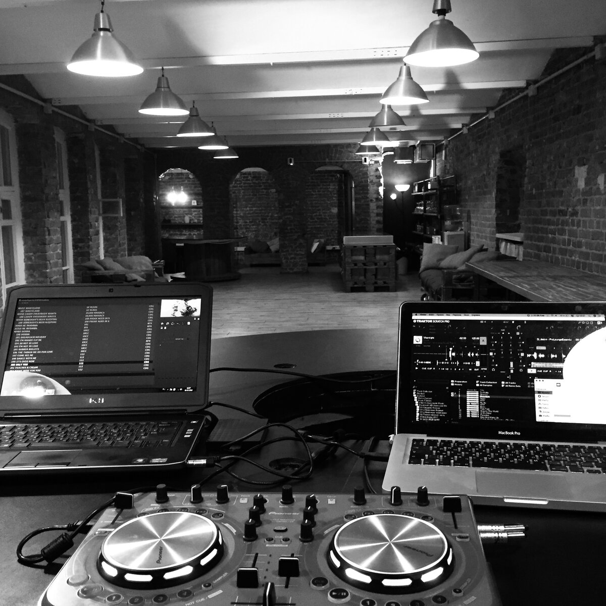 Диджейский пульт перед праздником