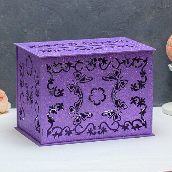 Деревянный сундук в сиреневом цвете. 