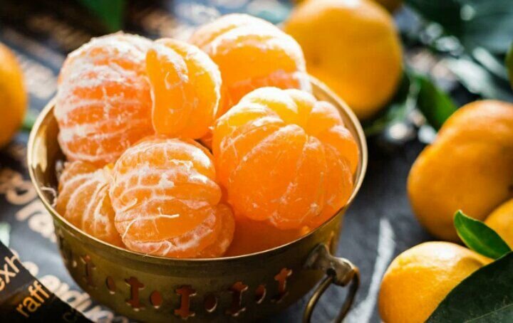 Внимание! Мандарин дает заряд энергии: в среднем, на один фрукт, в зависимости от сорта и содержания в нем сахара, приходится 38–45 ккал  