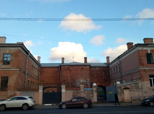 Солдатская казарма с флигелем для хранения неприкосновенного запаса (по-современному, склад боеприпасов), архитекторы С.И. Косолапов, Х.Ф. Мейер и И.Л. Балбашевский, стиль "классицизм", 1810-1820 и 1906 гг.