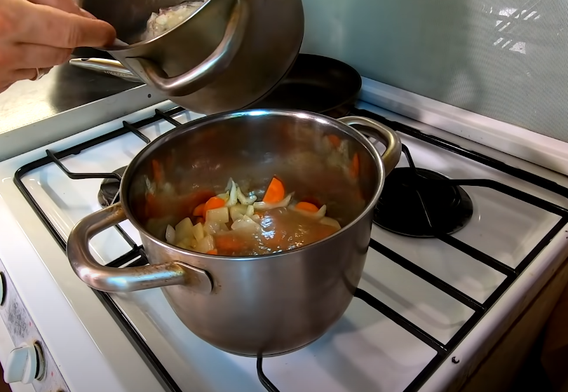 Обжариваю овощи пару минут, заливаю овощи бульоном, добавляю соль, перец и лавровый лист, варю до готовности овощей.