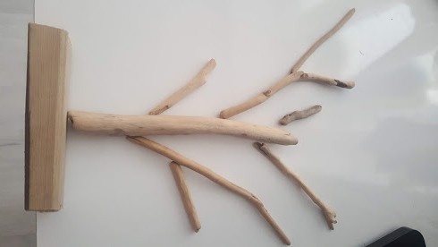 Сухие веточки очищены от коры и обработаны наждачной бумагой.