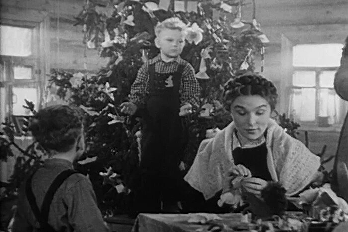 Герои Аркадия Гайдара близнецы Чук и Гек украшают елку. Кадр из фильма