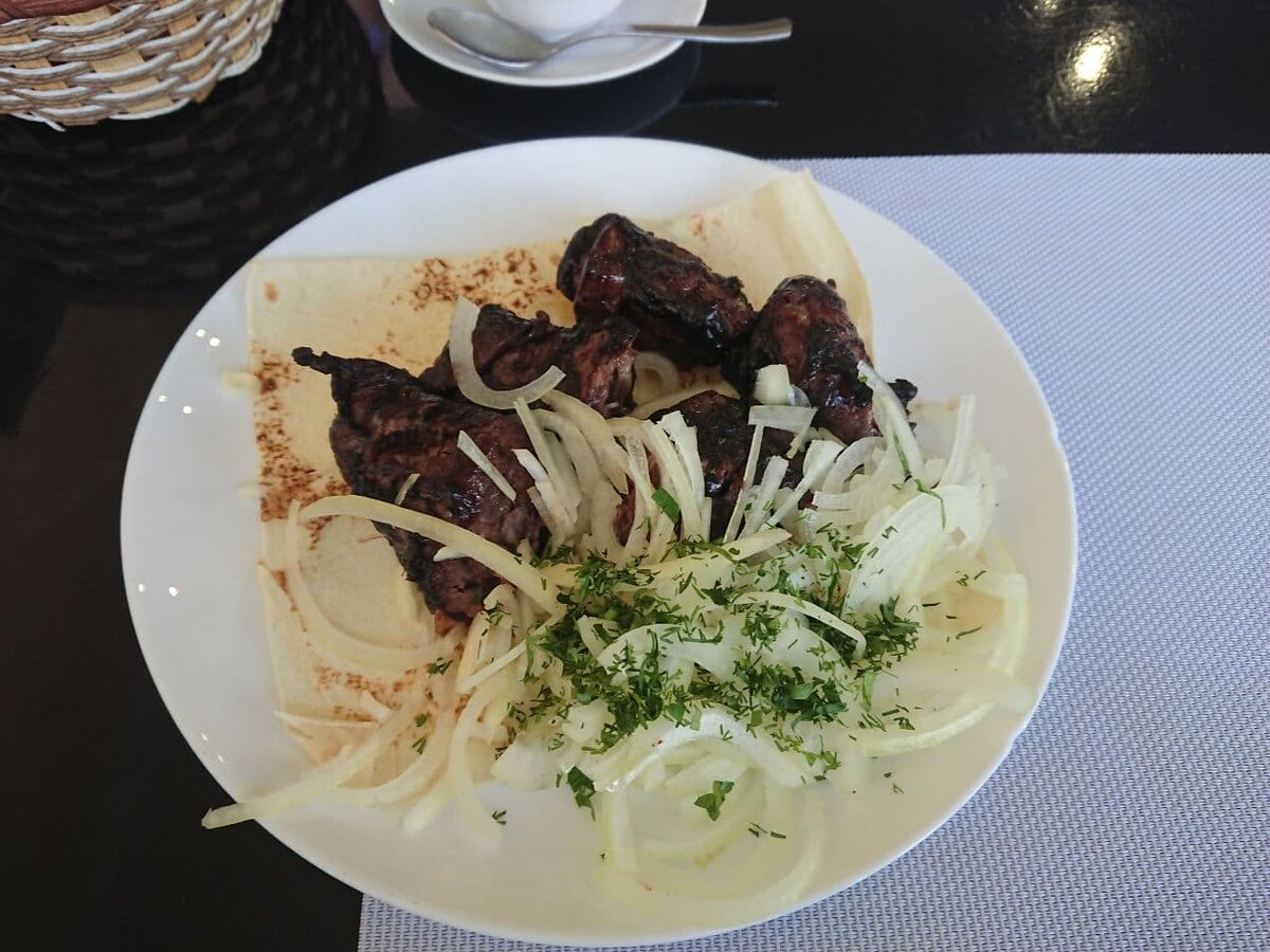 Подают "печень в сетке", как еще называют Жау-Баур, так же, как и обычный шашлык