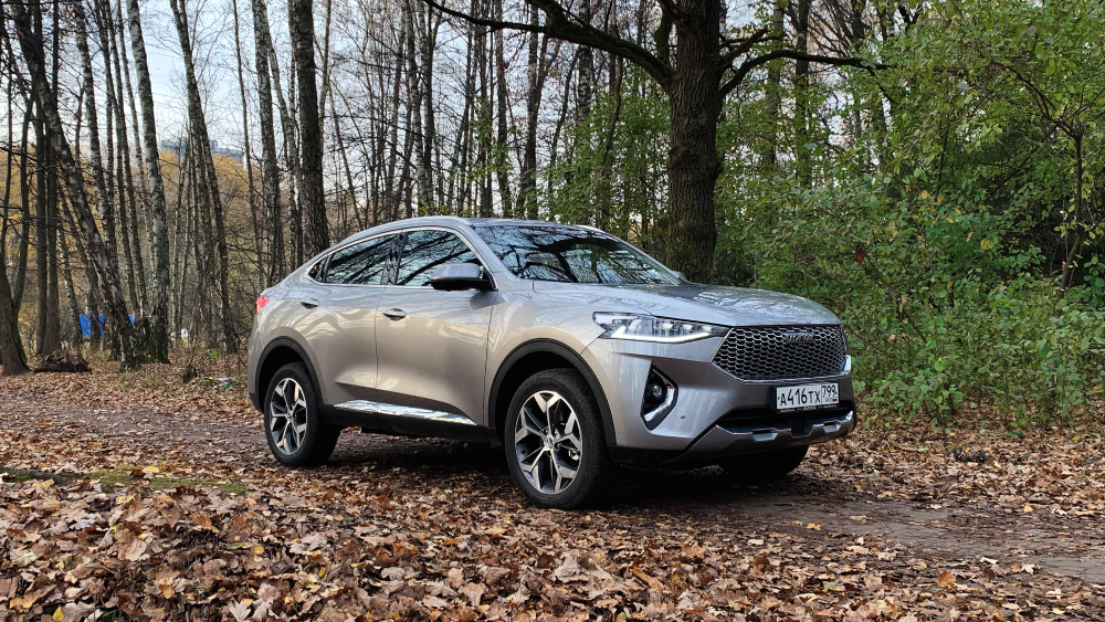 На фото: купе-кроссовер Haval F7x в комплектации Tech Plus получил новую решетку радиатора