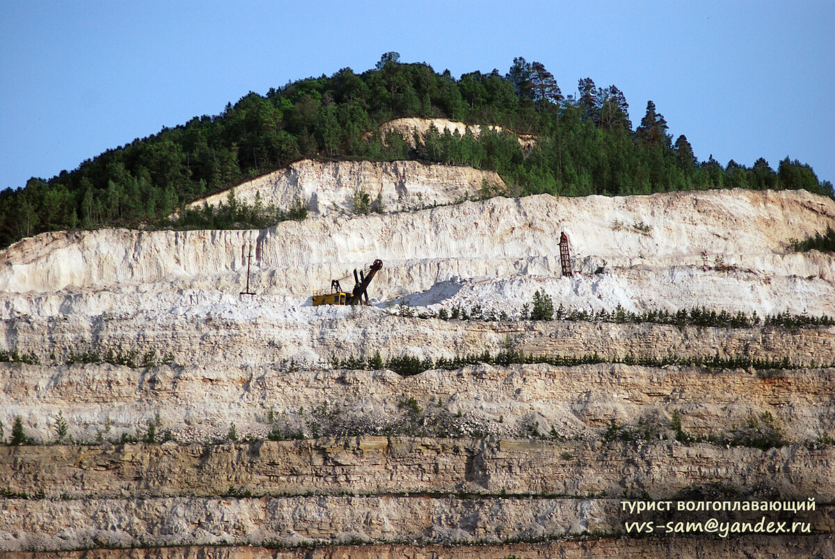 Добыча ведётся при помощи экскаваторов, вывозят камень БелАЗы. Фото 04.06.2009.