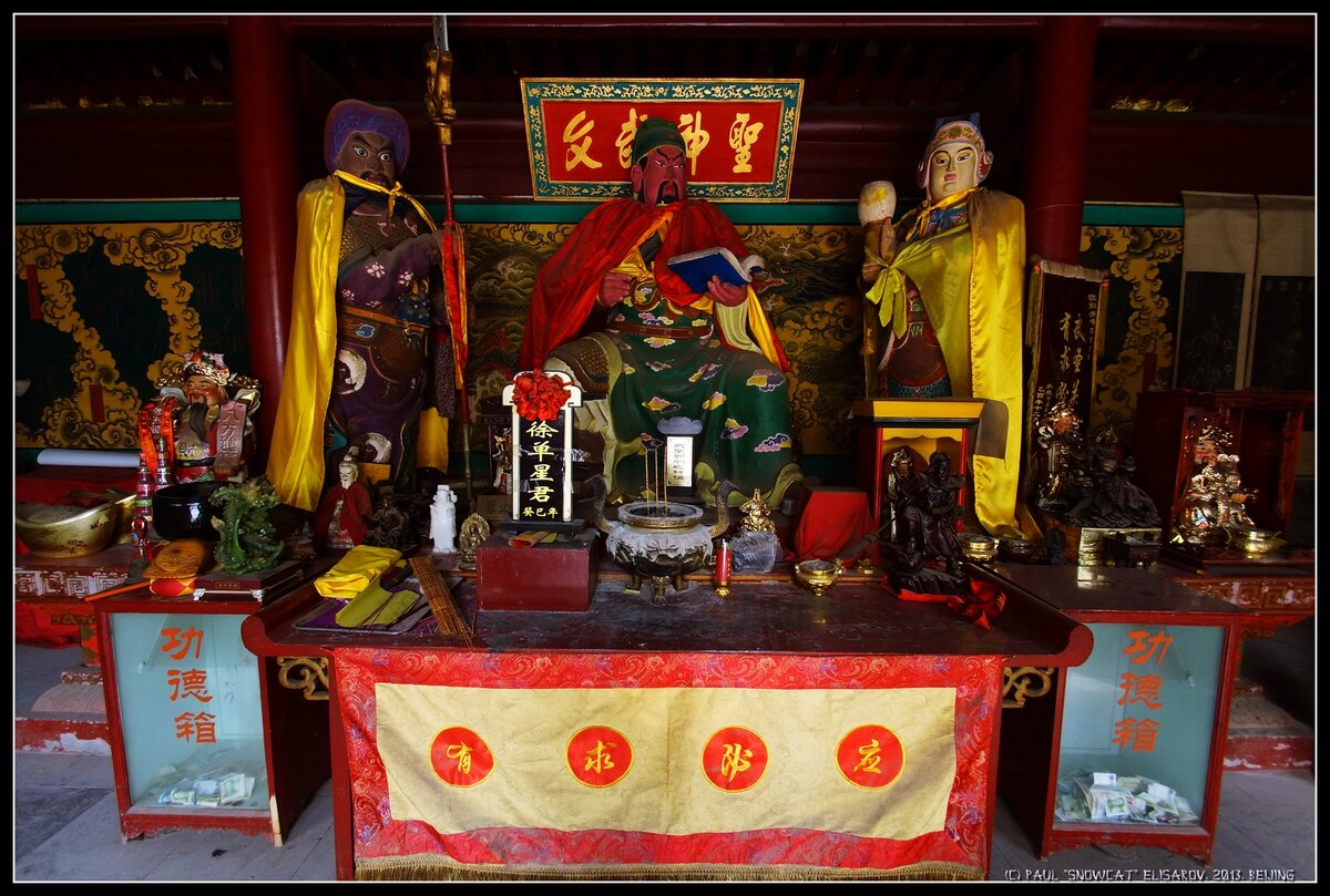 Статуя Гуань Иня из его храма в Чендэ, тут он изображен с красным лицом и книгой в руках.