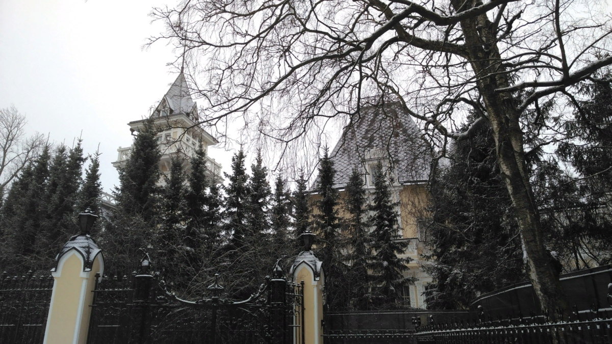 Дом справа - особняк Клейнмихель, слева - башенка дома Чинизелли