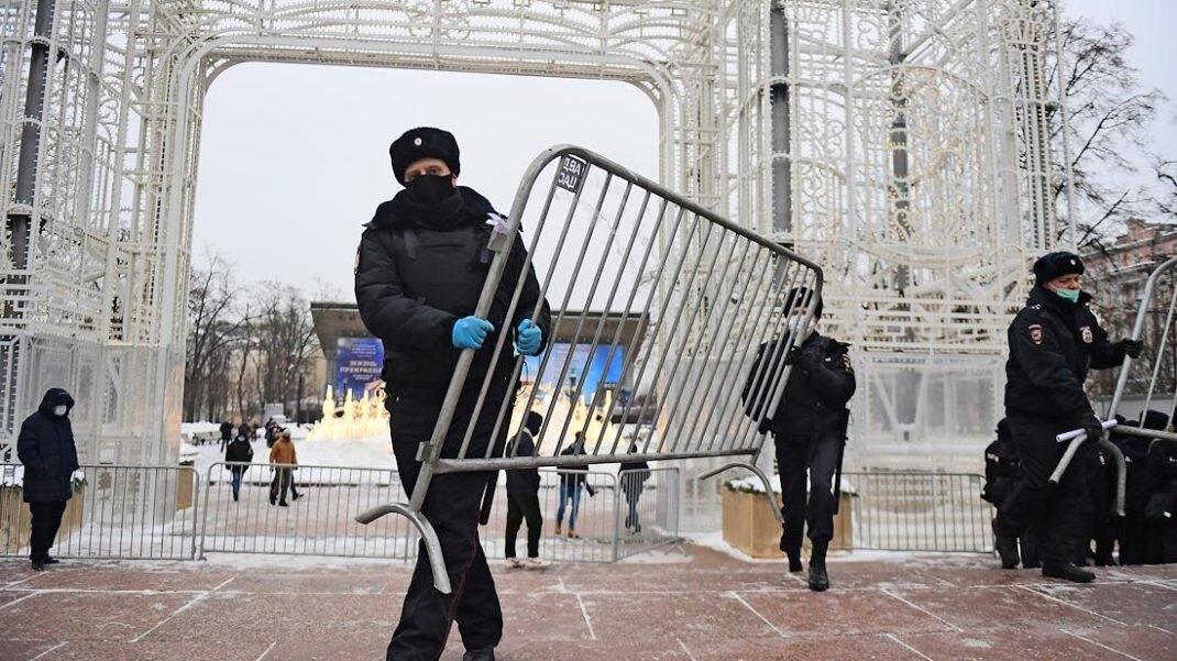 Москва встречает людей заборами