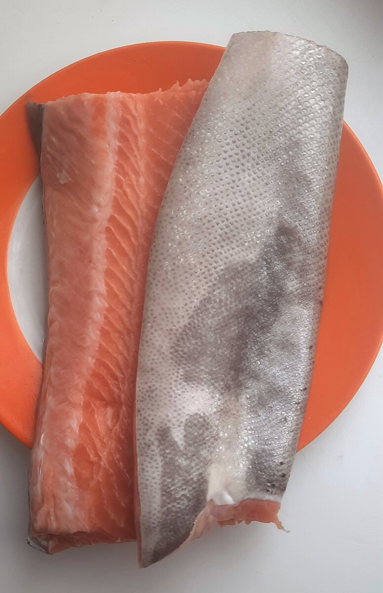 Филе нарезаем на куски, хорошо промываем голову и хвост и ставим на печку для варки на 5 мин.