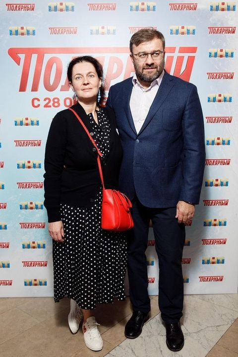 Женился на поклоннице, а она подарила ему 3-х детей. 54-летний Михаил Пореченков