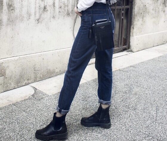 Если Вы не хотите перегружать образ, то его можно дополнить с помощью белой рубашки, как в своё время это сделала Мэрилин Монро и это стало «трендом».