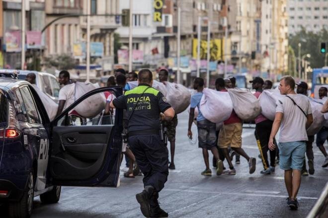Сенегалец Серинье Мбайе, один из лидеров мадридского профсоюза manteros (уличных нелегальных торговцев с одеял) и видный борец за права иммигрантов, пойдёт на выборы в Мадриде в списке леворадикальной партии Podemos, во главе с Пабло Иглесиасом, бывшим вице-премьером Испании, сообщает Antena 3. Мбайе живёт в Испании уже больше 15 лет, скорее всего, он уже натурализовался, и потому может участвовать в выборах как гражданин страны.  
Безмерно любопытно посмотреть, привлечёт или оттолкнёт ли участие Mбайе избирателя от списка Иглесиаса. И дело не столько в расизме, а в том, что уличные торговцы, каким бы ни был их цвет кожи, по душе далеко не всем мадридцам. Словом, наблюдаем на мадридских выборах “классовую борьбу” per excellence: представитель мелкой, средней и крупной буржуазии Диас Айусо против батареи левых альтернатив - PSOE, Mas País и превзошедшего всех в интернационализме товарища Иглесиаса, сомкнувшего ряды с труженниками поддельных Prada, Gucci, и Louis Vuitton. Победу предрекают правому блоку, который управлял центральным регионом страны до сих пор.