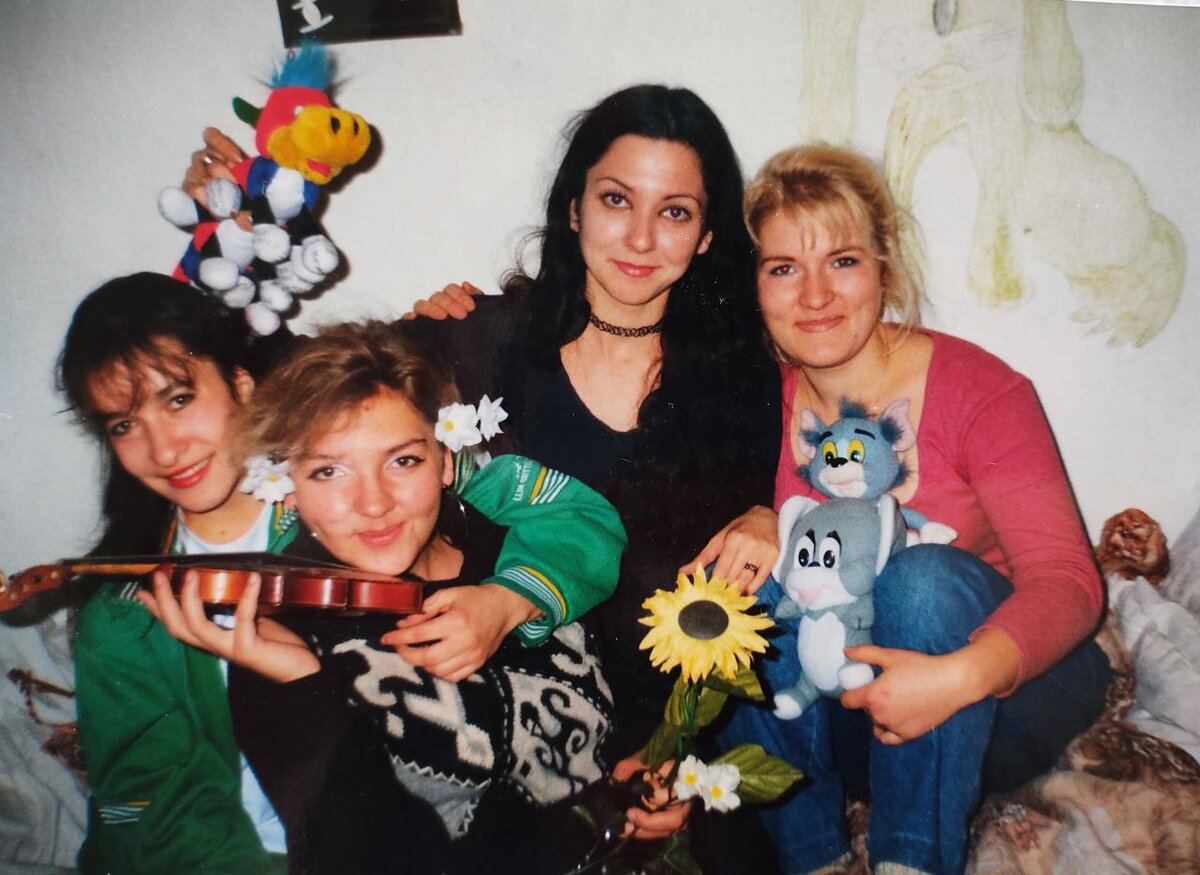 Мои фото из студенческой «общаги». Я вторая справа, с модным чокером на шее и ужасными выщипанными бровями на лице)