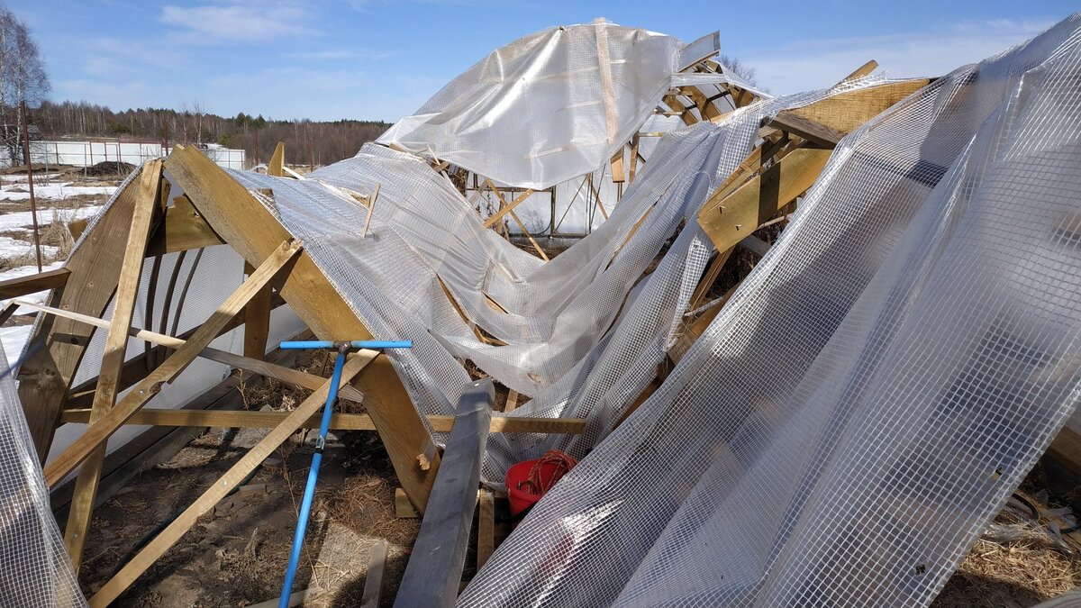 Поврежденная теплица, вид изнутри, от двери.