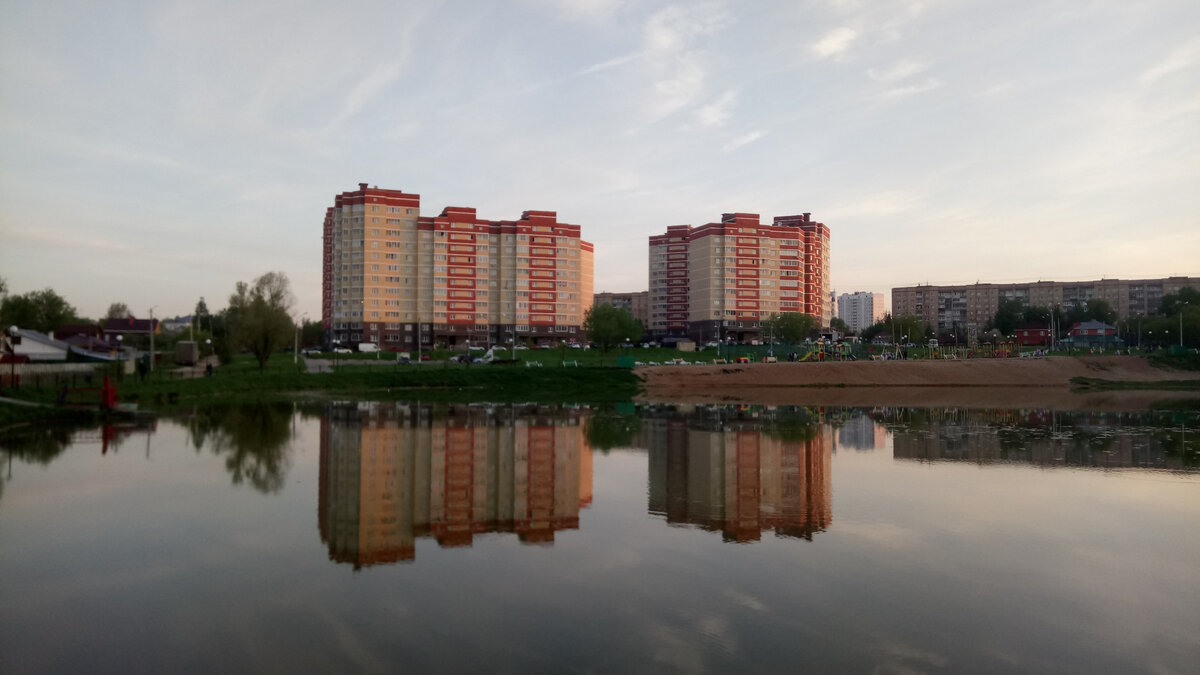 Личное фото. Всеми любимый пруд на районе. И небольшой относительно новый жилой комплекс с ценами на вторичку, сопоставимыми со стоимостью московских квартир.