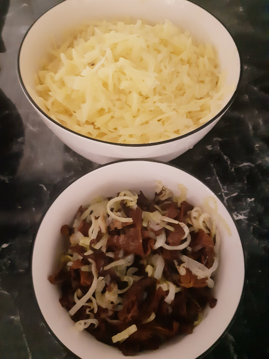 Лисички отварены, обжарены с луком, картофель натёрт