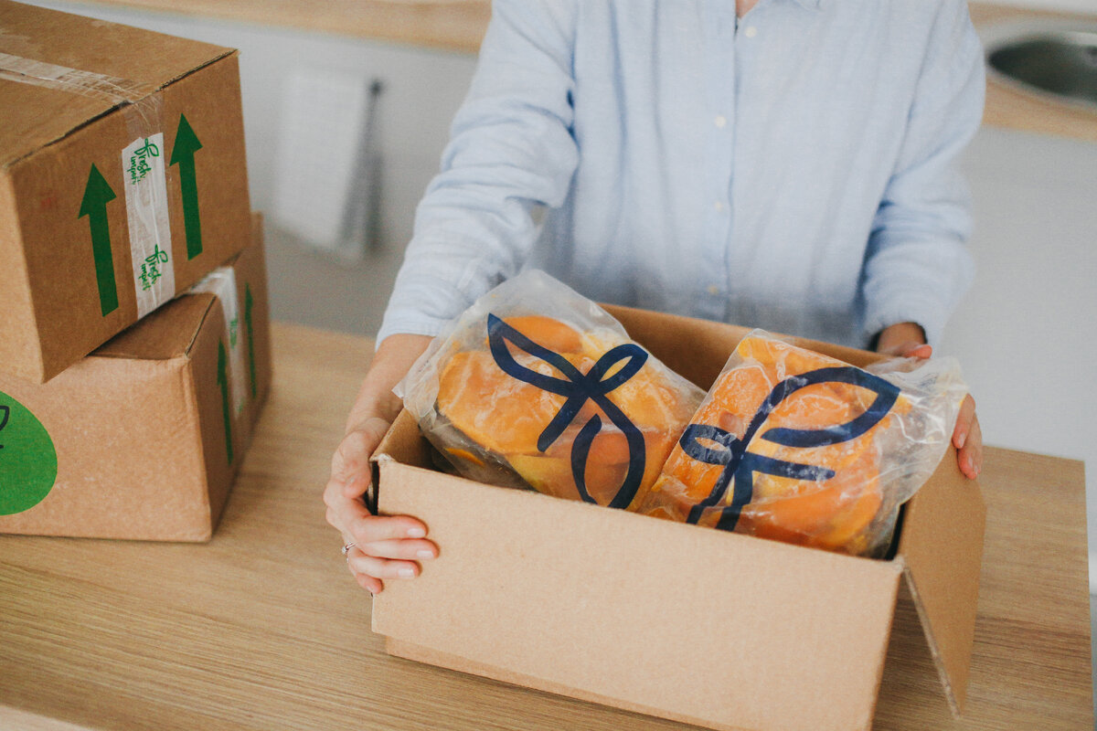 Для разморозки достаточно 15-ти минут и приятного аппетита. А можно не ждать - более натурального мороженого просто не придумать 