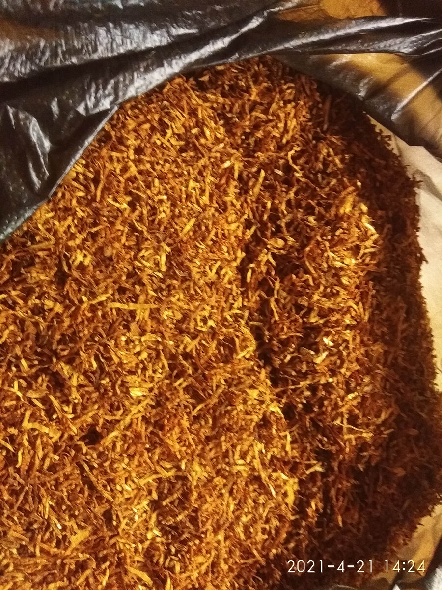 Развязал килограммовый пакет с Малави. Ароматно. Не просто запах табака а очень приятный, душисто-хлебный. Какой-то даже чуть пивной