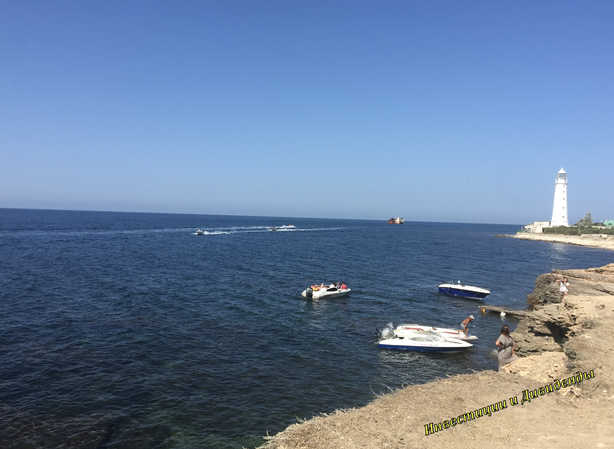 Все любят отдыхать на море.