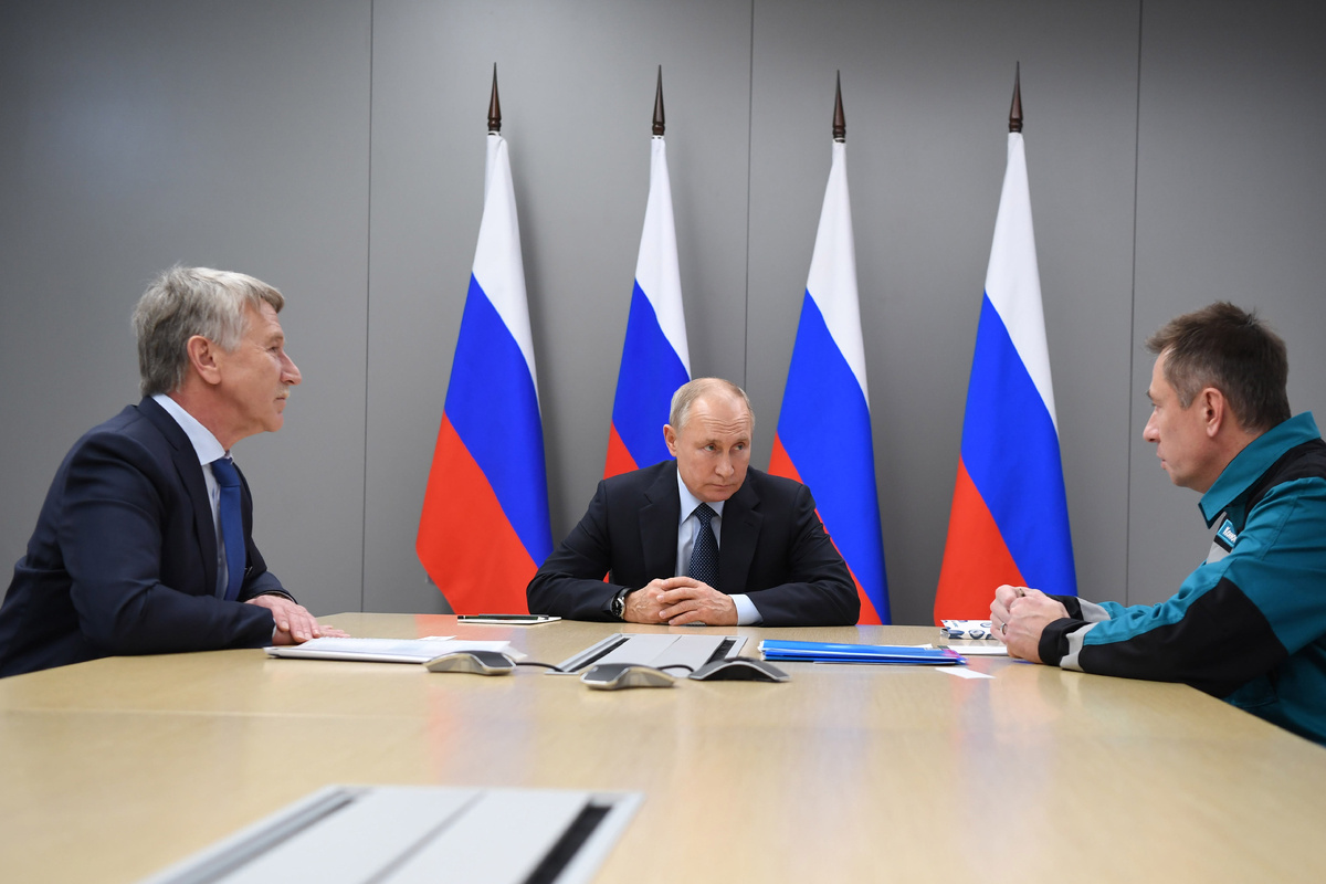 Президент общается с руководством СИБУРа (источник: СИБУР)