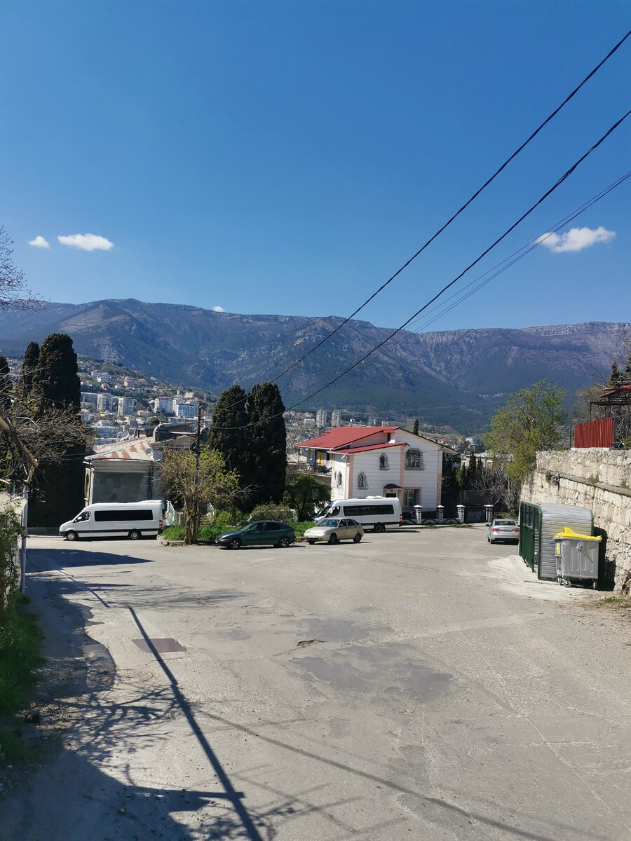 Нет, не бил. Морально уничтожал. Постоянные скандалы на ровном месте...